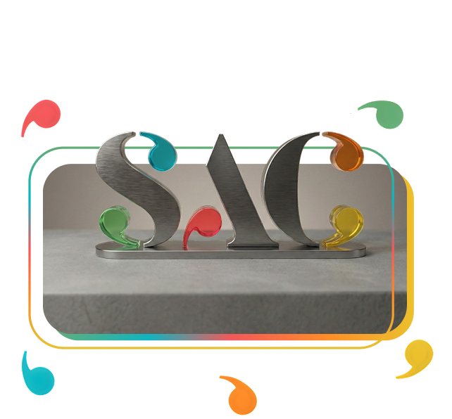 Logotipo tridimensional da SAC em metal sobre base neutra, com elementos gráficos coloridos ao redor.