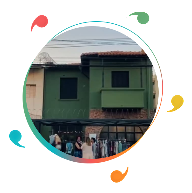 Fachada verde da nova sede da SAC no centro de Bauru, com pessoas em frente; imagem em formato circular com borda degradê e elementos coloridos.